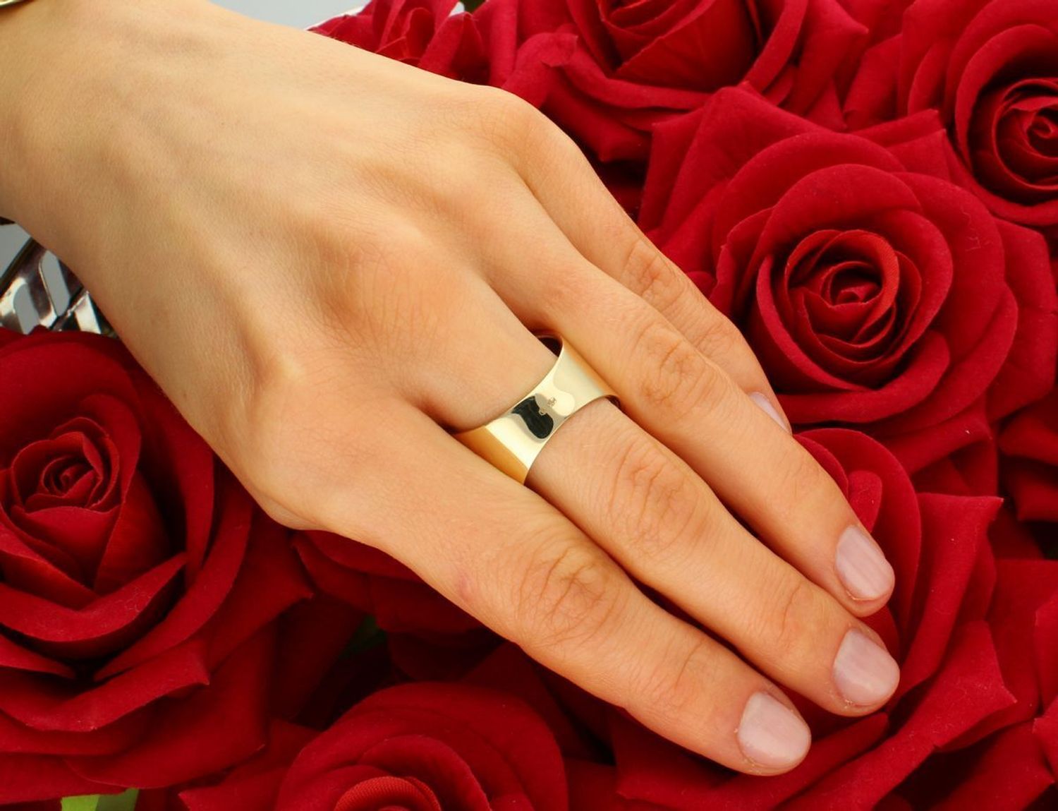 Złoty pierścionek gładki, zaokrąglony sygnet próba 585, PE2729 0144. Złota oprawa sprawia, że sygnety są luksusowe i ponadczasowe, a szeroka forma podkreśla elegancję i prestiż noszącego. 1.jpg